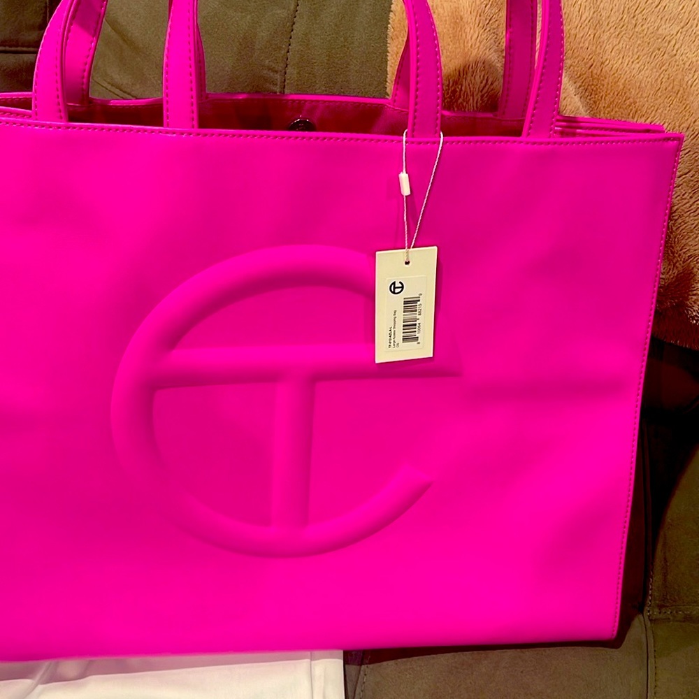 Large Shopping Bag - Azalea 
Featuring a double strap (handles and cross-body